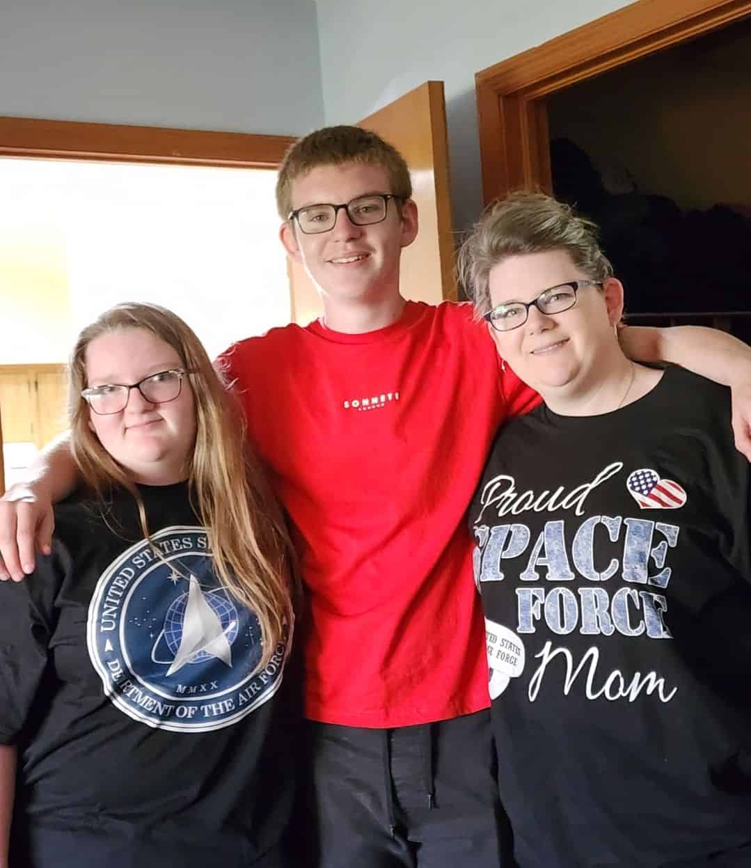 Hunter (middle), his sister Payton (left), and mother Kimberly Gloetzner (right) pose for a picture. [Photo credit: David Gloetzner]