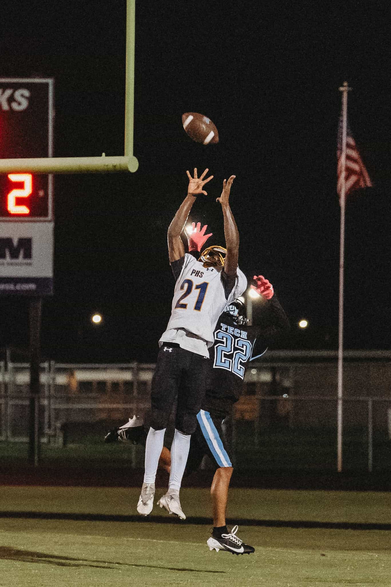 KJ Wright (#21) of Palatka goes up for a catch in the end zone. [Photo by Cynthia Leota]