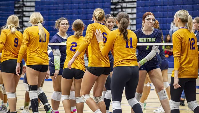 Hernando High School and Central High School showed good sportsmanship after the game. (Photo by Hanna Maglio)