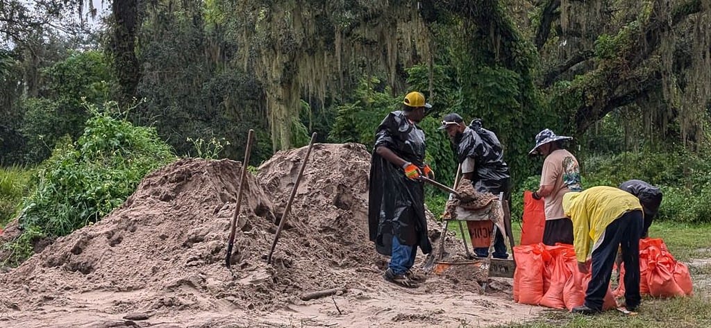 People fill up sandbags outside of the Ridge Manor Community Center. [Credit: Hanna Maglio]