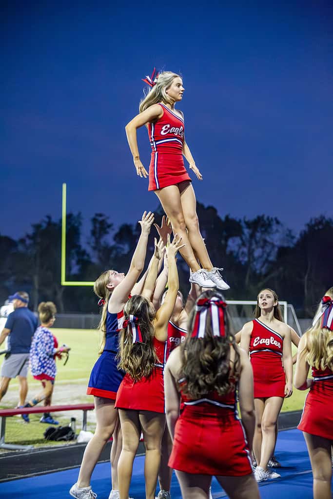 Springstead Eagles Cheerleaders catch flyer. (Photo by Hanna Maglio)