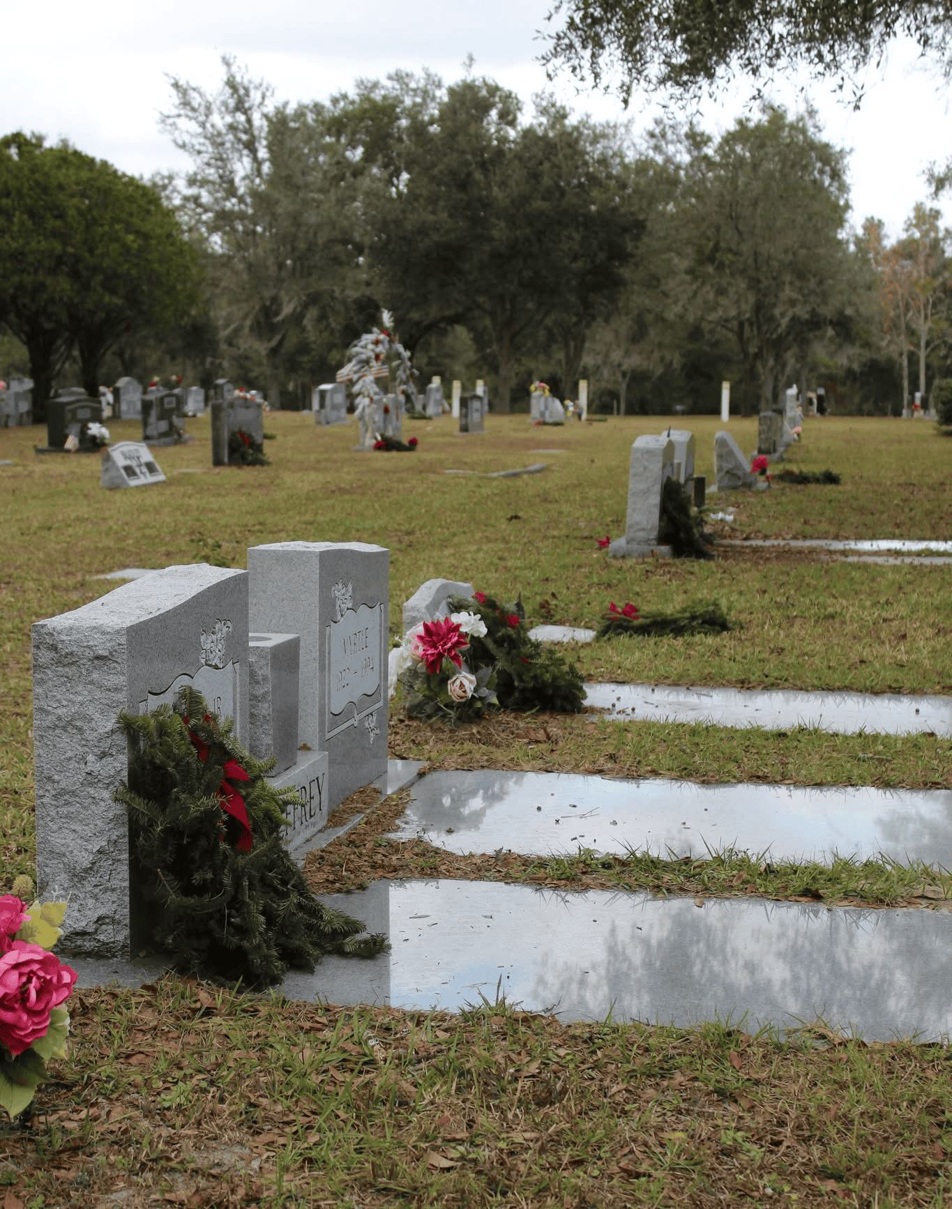 Graves adorned with the wreaths. [Photo courtesy of the City of Brooksville Parks and Recreation Dept. ]