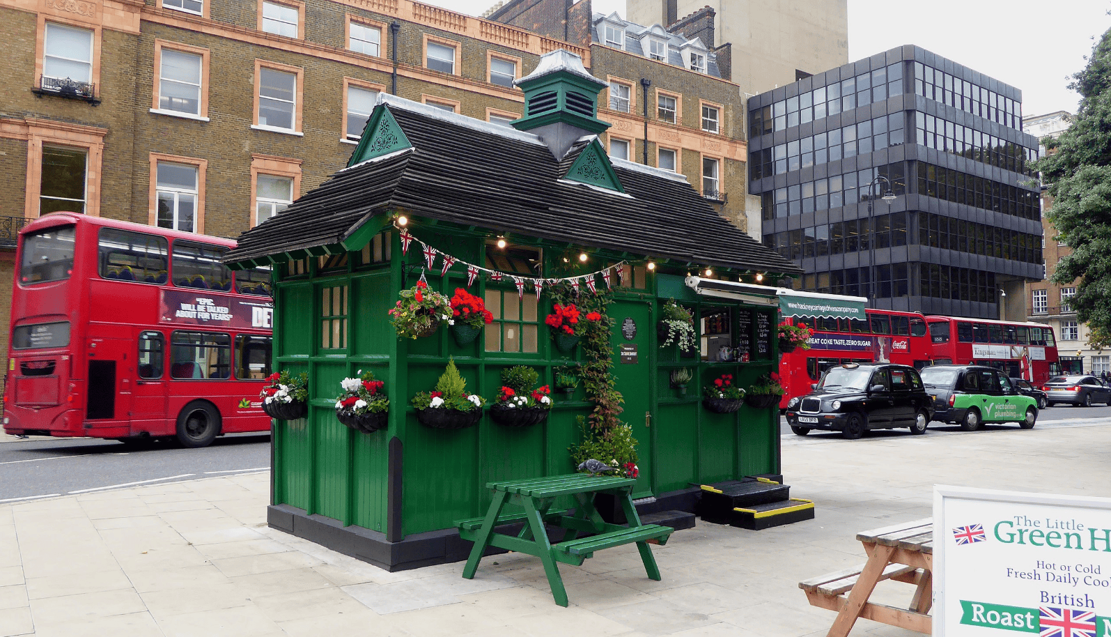 The green shelter belonging to the Cabmen's Shelter Fund in Russell Square, Bloomsbury London Borough of Camden. [Credit: Ethan Doyle White CC 4.0 https://creativecommons.org/licenses/by-sa/4.0/deed.en]