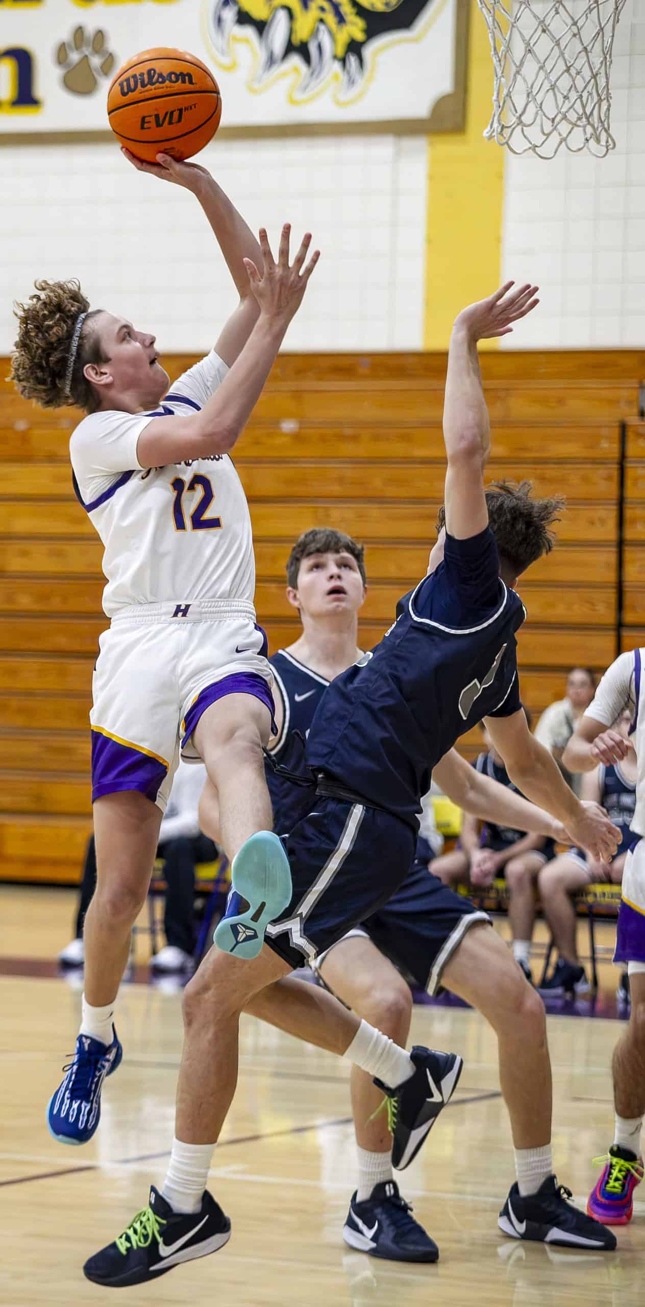 Hernando's Elijah Leiva jumps to score a basket. (Photo by Hanna Maglio)