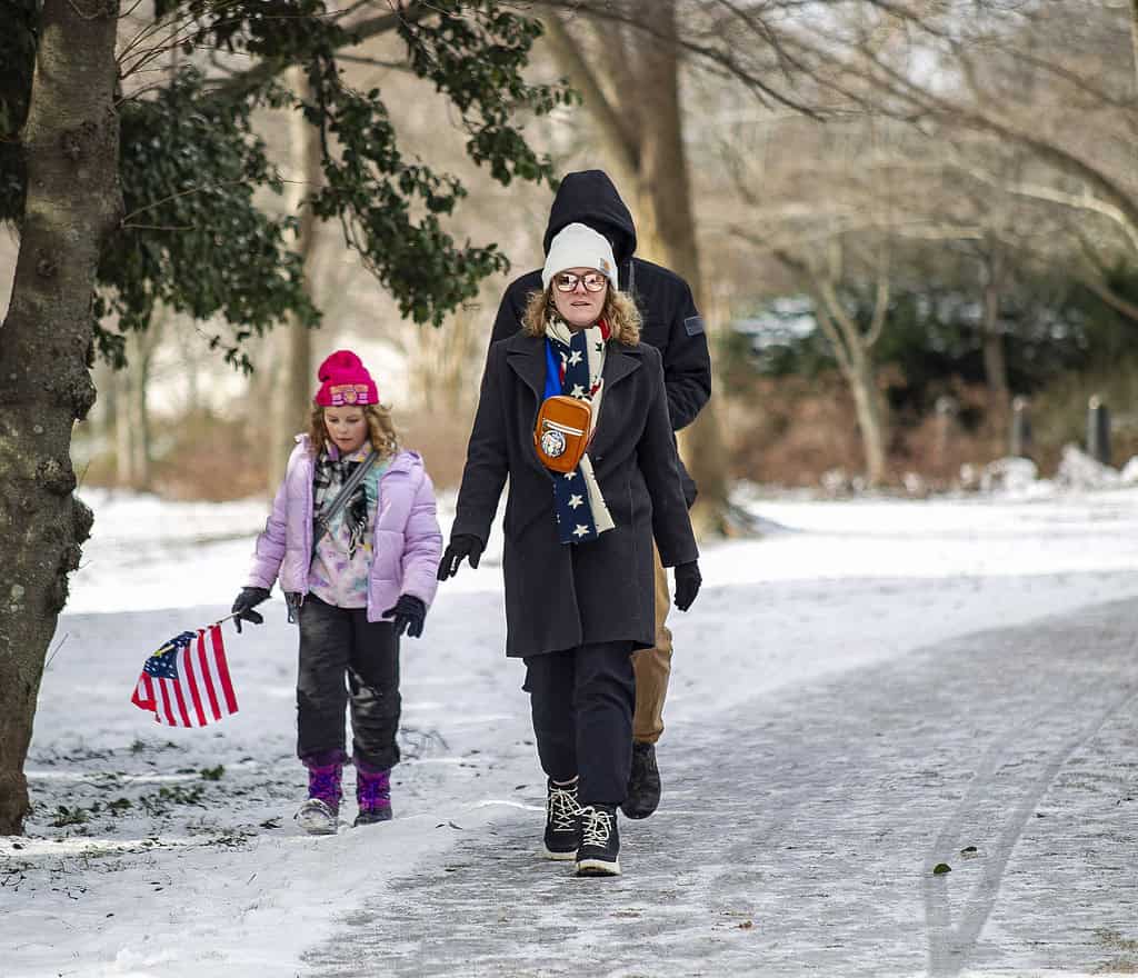 Alex McKinney (right) and Harlow McKinney (left) set off to continue their sightseeing adventure in Washington, D.C., on Monday, Jan. 20, 2025. [Credit: Hanna Fox Maglio]